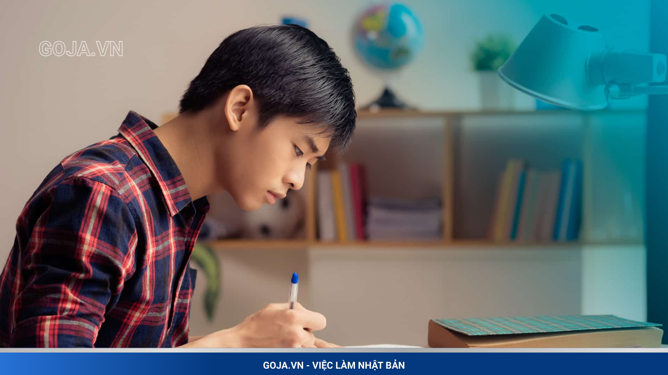 So sánh Visa Tokutei Và Visa Kỹ Sư Nhật Bản 2026: Lựa chọn nào tốt hơn? Ngoài yêu cầu về bằng cấp, sự khác biệt giữa visa Tokutei và visa kỹ sư còn nằm ở môi trường sử dụng tiếng Nhật: visa kỹ sư thường yêu cầu khả năng đọc hiểu tài liệu chuyên môn, email công việc và họp nội bộ bằng tiếng Nhật. Trong khi đó, visa Tokutei tập trung nhiều hơn vào giao tiếp thực tế tại nơi làm việc, đặc biệt là từ vựng chuyên ngành theo từng lĩnh vực cụ thể.