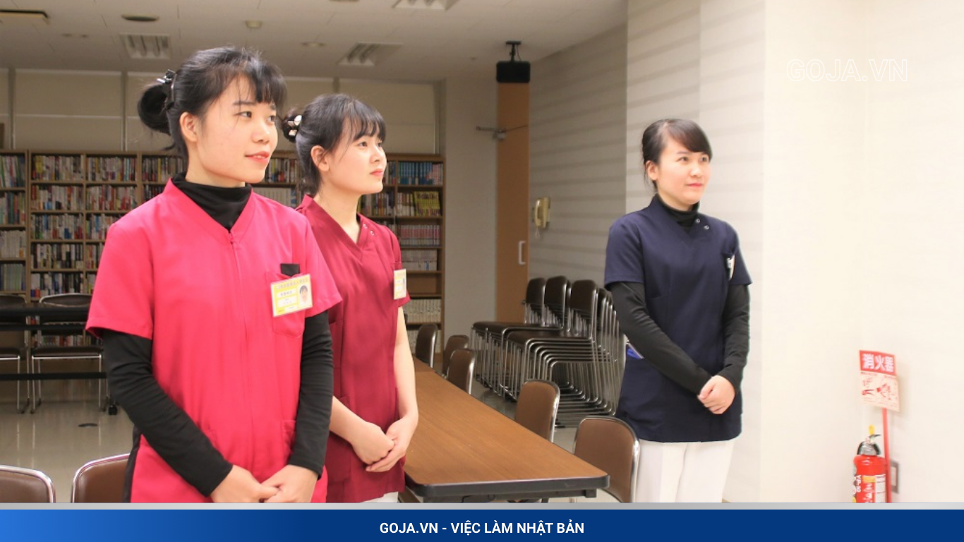 Thủ Tục Đi XKLĐ Nhật Bản 2026 Theo Bộ Lao Động: Hướng Dẫn A–Z Hình ảnh các điều dưỡng viên đang tham gia buổi đào tạo thể hiện quy trình chuẩn bị kỹ lưỡng khi đi XKLĐ theo Bộ Lao Động, đảm bảo đáp ứng đúng tiêu chuẩn nghề nghiệp trước khi sang Nhật Bản làm việc.