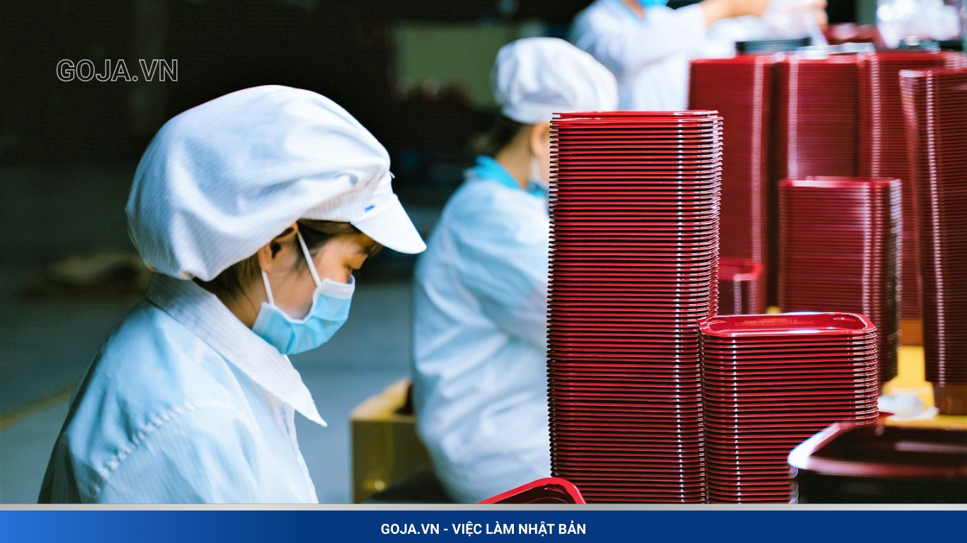 Thủ Tục Đi XKLĐ Nhật Bản 2026 Theo Bộ Lao Động: Hướng Dẫn A–Z Công nhân trong nhà máy chế biến thực phẩm làm việc theo dây chuyền hiện đại minh họa cơ hội việc làm thực tế cho người lao động khi đi XKLĐ theo Bộ Lao Động sang Nhật.