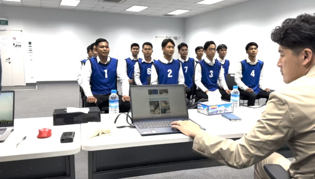 Lý do lương của người Nhật không tăng: Doanh nghiệp giữ lại lợi nhuận thay vì tăng lương.. Ảnh: m.media-amazon.com